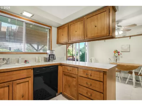 470 NW Bella Vista Dr, Gresham, OR 97030 photo 10