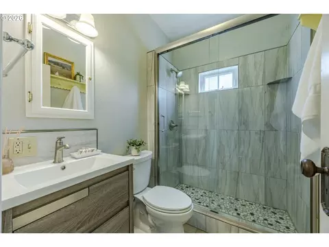 Bath - 1545 Villard St, Eugene, OR 97403 photo 2 of 2