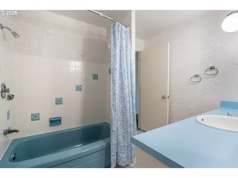 Bath - 4072 Normandy Way, Eugene, OR 97405 photo 2 of 3