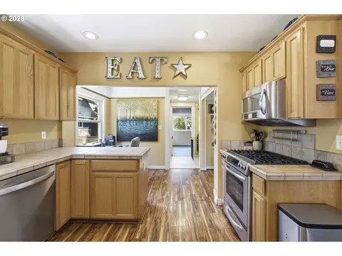 Kitchen - 5323 SE 13th Ct, Gresham, OR 97080 photo 3 of 5