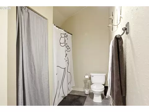 Bath - 5323 SE 13th Ct, Gresham, OR 97080 photo 2 of 3