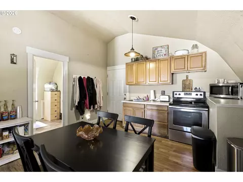 Kitchen - 5323 SE 13th Ct, Gresham, OR 97080 photo 5 of 5
