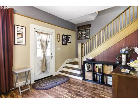 Entry Way - 5323 SE 13th Ct, Gresham, OR 97080 photo 2 of 2