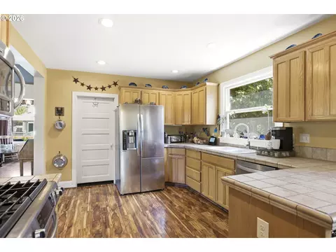 Kitchen - 5323 SE 13th Ct, Gresham, OR 97080 photo 2 of 5