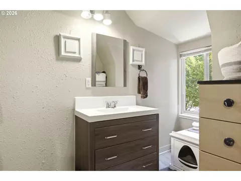 Bath - 5323 SE 13th Ct, Gresham, OR 97080 photo 3 of 3