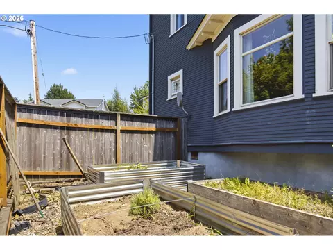 Exterior - 5323 SE 13th Ct, Gresham, OR 97080 photo 6 of 7