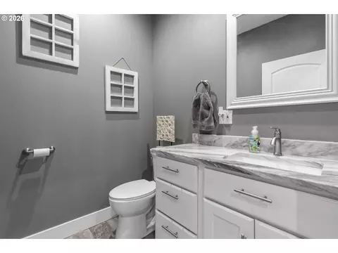 Bath - 417 SW Quinney Pl, Pendleton, OR 97801 photo 2 of 3