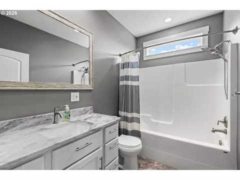 Bath - 417 SW Quinney Pl, Pendleton, OR 97801 photo 3 of 3