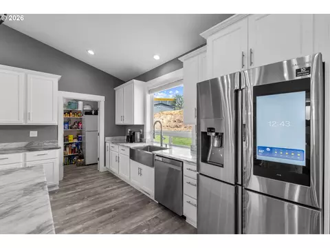 Kitchen - 417 SW Quinney Pl, Pendleton, OR 97801 photo 4 of 5