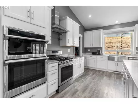 Kitchen - 417 SW Quinney Pl, Pendleton, OR 97801 photo 3 of 5