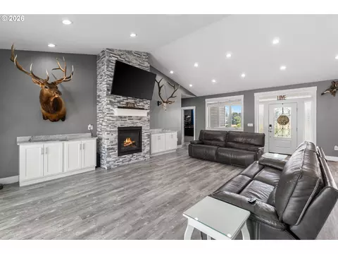 Living - 417 SW Quinney Pl, Pendleton, OR 97801 photo 1 of 1