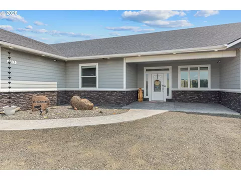 Exterior - 417 SW Quinney Pl, Pendleton, OR 97801 photo 5 of 16