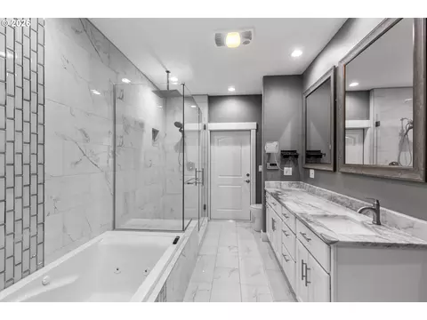Bath - 417 SW Quinney Pl, Pendleton, OR 97801 photo 1 of 3