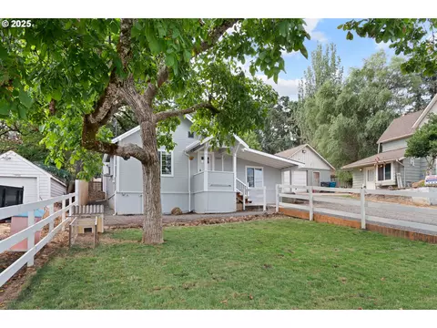 339 4th St, Scotts Mills, OR 97375