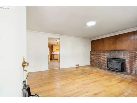Living - 2810 Harris St, Eugene, OR 97405 photo 1 of 2