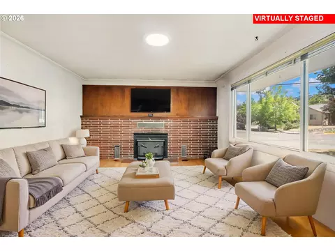 Living - 2810 Harris St, Eugene, OR 97405 photo 2 of 2