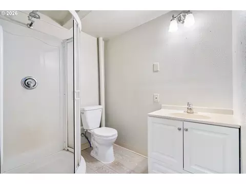 Bath - 2810 Harris St, Eugene, OR 97405 photo 1 of 3
