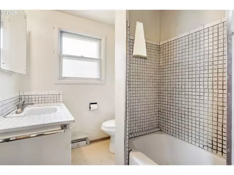 Bath - 2810 Harris St, Eugene, OR 97405 photo 3 of 3