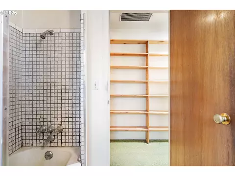 Bath - 2810 Harris St, Eugene, OR 97405 photo 2 of 3