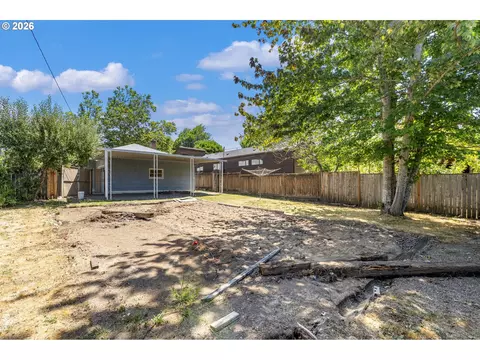 Exterior - 2810 Harris St, Eugene, OR 97405 photo 5 of 8