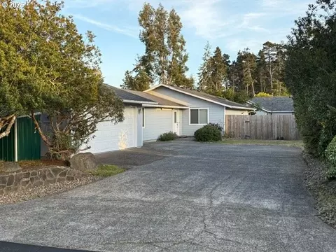 2164 24th St, Florence, OR 97439