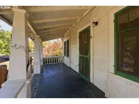 Exterior - 533 D St, Springfield, OR 97477 photo 2 of 4