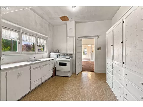 Kitchen - 533 D St, Springfield, OR 97477 photo 1 of 2