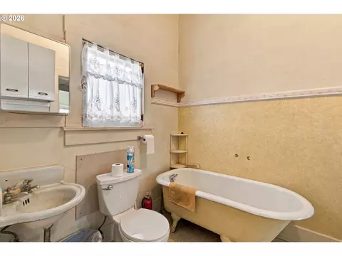 Bath - 533 D St, Springfield, OR 97477 photo 1 of 1