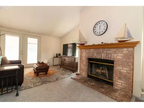 Living - 4792 Rhododendron Loop, Florence, OR 97439 photo 2 of 3