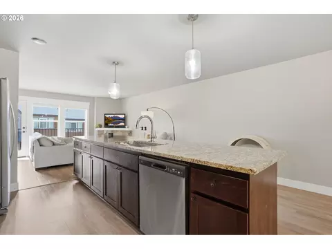 Kitchen - 16835 Champion Way, Sandy, OR 97055 photo 2 of 3
