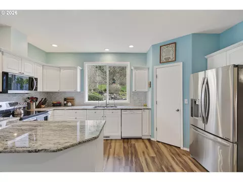 Kitchen - 163 SW Sandlewood Loop, Gresham, OR 97030 photo 7 of 7