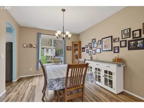 Dining - 163 SW Sandlewood Loop, Gresham, OR 97030 photo 1 of 2