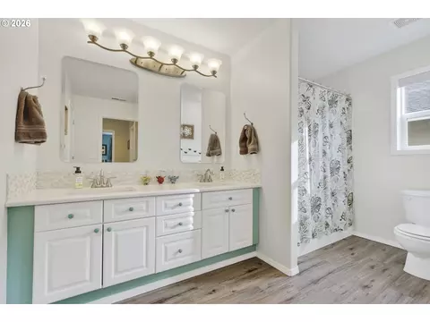Bath - 163 SW Sandlewood Loop, Gresham, OR 97030 photo 2 of 3