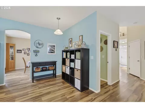 Entry Way - 163 SW Sandlewood Loop, Gresham, OR 97030 photo 5 of 6