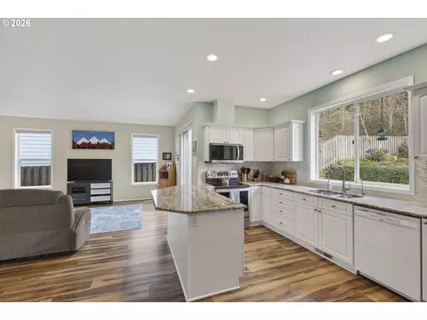 Kitchen - 163 SW Sandlewood Loop, Gresham, OR 97030 photo 6 of 7