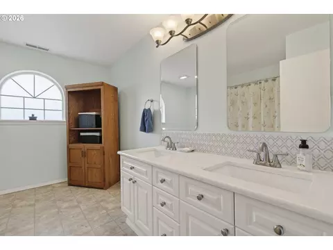 Bath - 163 SW Sandlewood Loop, Gresham, OR 97030 photo 1 of 3