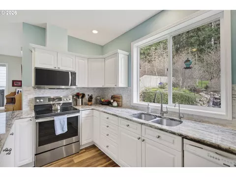 Kitchen - 163 SW Sandlewood Loop, Gresham, OR 97030 photo 3 of 7