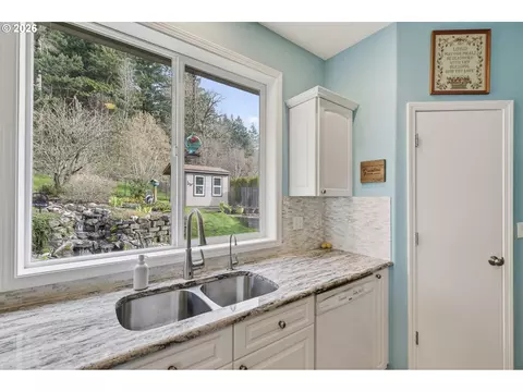 Kitchen - 163 SW Sandlewood Loop, Gresham, OR 97030 photo 4 of 7
