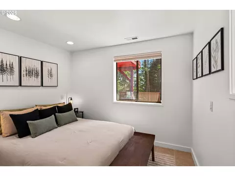 Bedroom - 1675 Fircrest Dr, Eugene, OR 97403 photo 4 of 4