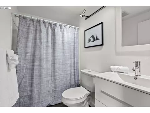 Bath - 1675 Fircrest Dr, Eugene, OR 97403 photo 1 of 4