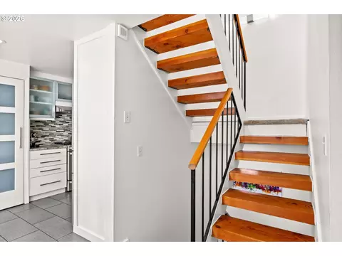 Entry Way - 1675 Fircrest Dr, Eugene, OR 97403 photo 4 of 4