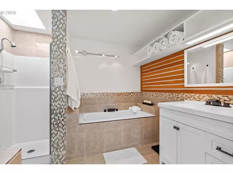 Bath - 1675 Fircrest Dr, Eugene, OR 97403 photo 2 of 4
