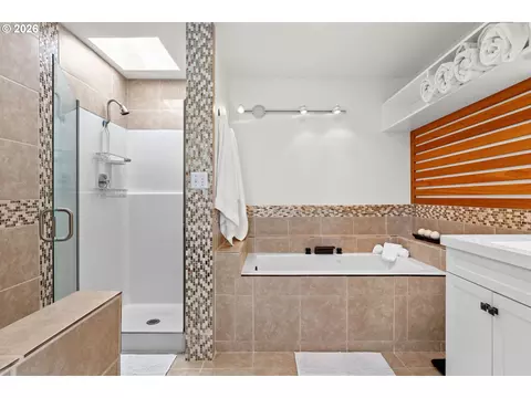 Bath - 1675 Fircrest Dr, Eugene, OR 97403 photo 3 of 4