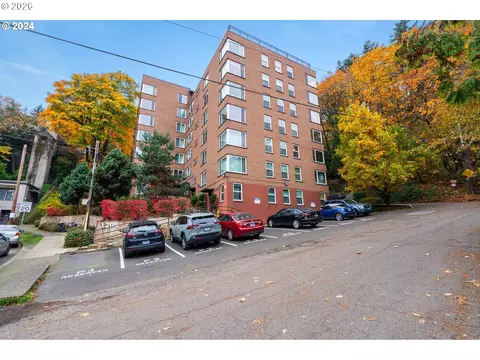 1205 SW Cardinell Dr #802, Portland, OR 97201