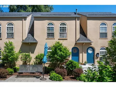 909 NE Brazee St #16, Portland, OR 97212