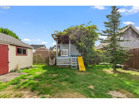 Exterior - 509 Spruce St, Ilwaco, WA 98624 photo 3 of 5