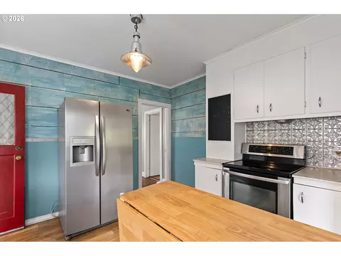 Kitchen - 509 Spruce St, Ilwaco, WA 98624 photo 6 of 8