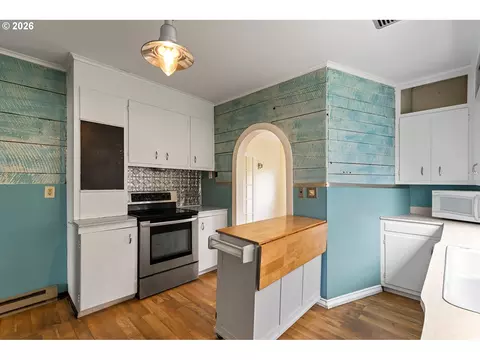 Kitchen - 509 Spruce St, Ilwaco, WA 98624 photo 5 of 8