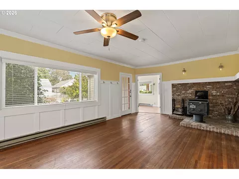 Living - 509 Spruce St, Ilwaco, WA 98624 photo 2 of 6