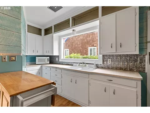 Kitchen - 509 Spruce St, Ilwaco, WA 98624 photo 3 of 8